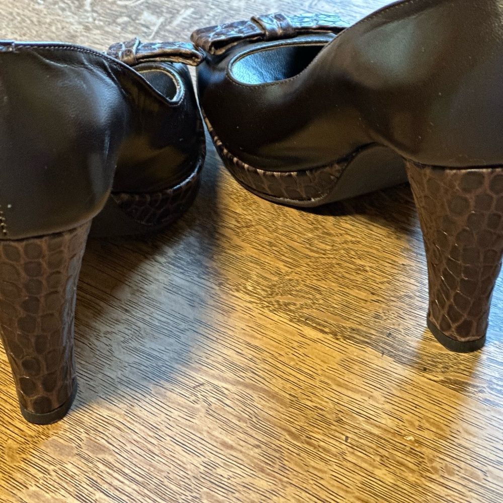 Unique leather peep-toe pumps with snakeskin embossed accent pattern - Picture 2 of 5